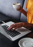 Δακτυλογράφηση χεριών γυναίκας στο lap-top στον καφέ στοκ φωτογραφίες Δακτυλογράφηση χεριών γυναίκας στο lap-top στον καφέ στοκ φωτογραφίες