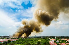 Δασικές πυρκαγιές στην πόλη σε μια καυτή υπερβολική παροχή Πυροσβέστης που ενισχύεται να επιταχύνει να αποτρέψει την πυρκαγιά που στοκ φωτογραφία με δικαίωμα ελεύθερης χρήσης Δασικές πυρκαγιές στην πόλη σε μια καυτή υπερβολική παροχή Πυροσβέστης που ενισχύεται να επιταχύνει να αποτρέψει την πυρκαγιά που στοκ φωτογραφία με δικαίωμα ελεύθερης χρήσης