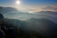 δασικός ήλιος ακτίνων Πρωί με τον ήλιο Κρύο misty ομιχλώδες πρωί σε μια κοιλάδα πτώσης του Βοημίας πάρκου της Ελβετίας Λόφοι με τ στοκ εικόνα με δικαίωμα ελεύθερης χρήσης δασικός ήλιος ακτίνων Πρωί με τον ήλιο Κρύο misty ομιχλώδες πρωί σε μια κοιλάδα πτώσης του Βοημίας πάρκου της Ελβετίας Λόφοι με τ στοκ εικόνα με δικαίωμα ελεύθερης χρήσης
