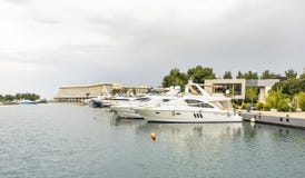 δεμένα γιοτ μαρινών Sailboat λιμάνι, πολλά δεμένα γιοτ πανιών στο θαλάσσιο λιμένα, σύγχρονη μεταφορά νερού, διακοπές καλοκαιριού Στοκ φωτογραφίες με δικαίωμα ελεύθερης χρήσης δεμένα γιοτ μαρινών Sailboat λιμάνι, πολλά δεμένα γιοτ πανιών στο θαλάσσιο λιμένα, σύγχρονη μεταφορά νερού, διακοπές καλοκαιριού Στοκ φωτογραφίες με δικαίωμα ελεύθερης χρήσης