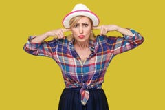 Δεν θέλω να σας ακούσω Πορτρέτο της σοβαρής σύγχρονης μοντέρνης ώριμης γυναίκας στο περιστασιακό ύφος με το άσπρο καπέλο που στέκ στοκ φωτογραφίες Δεν θέλω να σας ακούσω Πορτρέτο της σοβαρής σύγχρονης μοντέρνης ώριμης γυναίκας στο περιστασιακό ύφος με το άσπρο καπέλο που στέκ στοκ φωτογραφίες