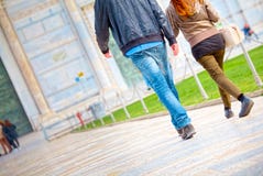 Δεσμευμένο ζεύγος στο δρόμο καθεδρικών ναών στην Πίζα στοκ εικόνες Δεσμευμένο ζεύγος στο δρόμο καθεδρικών ναών στην Πίζα στοκ εικόνες