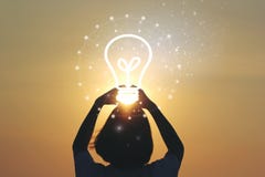 Δημιουργική έννοια ιδέας και καινοτομίας, λάμπα φωτός εκμετάλλευσης χεριών γυναικών στο όμορφο υπόβαθρο ηλιοβασιλέματος στοκ φωτογραφία με δικαίωμα ελεύθερης χρήσης Δημιουργική έννοια ιδέας και καινοτομίας, λάμπα φωτός εκμετάλλευσης χεριών γυναικών στο όμορφο υπόβαθρο ηλιοβασιλέματος στοκ φωτογραφία με δικαίωμα ελεύθερης χρήσης