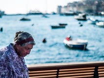 Δημιουργική σκηνή μιας ηλικιωμένης γυναίκας από Rovinj, Κροατία κεντρική Ευρώπη στη μεσημβρία, με τις όμορφες σφαίρες βαρκών boke στοκ φωτογραφία με δικαίωμα ελεύθερης χρήσης Δημιουργική σκηνή μιας ηλικιωμένης γυναίκας από Rovinj, Κροατία κεντρική Ευρώπη στη μεσημβρία, με τις όμορφες σφαίρες βαρκών boke στοκ φωτογραφία με δικαίωμα ελεύθερης χρήσης