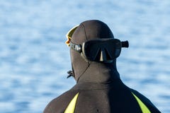Δημοκρατία της Καρελίας, Ρωσία - 19 Αυγούστου 2015: Πίσω του δύτη, που ντύνει σε ένα κοστούμι για την κατάδυση στο υπόβαθρο της θ στοκ εικόνα με δικαίωμα ελεύθερης χρήσης Δημοκρατία της Καρελίας, Ρωσία - 19 Αυγούστου 2015: Πίσω του δύτη, που ντύνει σε ένα κοστούμι για την κατάδυση στο υπόβαθρο της θ στοκ εικόνα με δικαίωμα ελεύθερης χρήσης