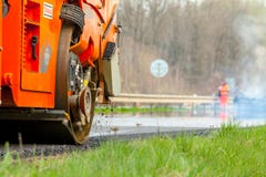 ΔΗΜΟΚΡΑΤΊΑ ΤΗΣ ΤΣΕΧΊΑΣ, PLZEN, ΣΤΙΣ 7 ΜΑΐΟΥ 2016: Μηχανή διάδοσης ασφάλτου και κύλινδρος δόνησης στις οδικές εργασίες πεζοδρομίων Στοκ Εικόνες ΔΗΜΟΚΡΑΤΊΑ ΤΗΣ ΤΣΕΧΊΑΣ, PLZEN, ΣΤΙΣ 7 ΜΑΐΟΥ 2016: Μηχανή διάδοσης ασφάλτου και κύλινδρος δόνησης στις οδικές εργασίες πεζοδρομίων Στοκ Εικόνες