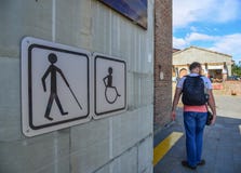 Δημόσια σημάδια χώρων ανάπαυσης με ένα εκτός λειτουργίας σύμβολο πρόσβασης στοκ φωτογραφία Δημόσια σημάδια χώρων ανάπαυσης με ένα εκτός λειτουργίας σύμβολο πρόσβασης στοκ φωτογραφία