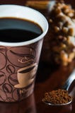Διάλειμμα χώρων εργασίας με τη σοκολάτα donuts Στοκ Εικόνες Διάλειμμα χώρων εργασίας με τη σοκολάτα donuts Στοκ Εικόνες