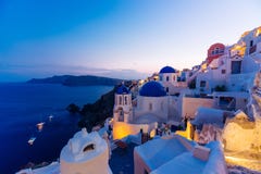 Διάσημες εκκλησίες θόλων Santorini μπλε τη νύχτα, Oia, Santorini, Ελλάδα στοκ εικόνες με δικαίωμα ελεύθερης χρήσης Διάσημες εκκλησίες θόλων Santorini μπλε τη νύχτα, Oia, Santorini, Ελλάδα στοκ εικόνες με δικαίωμα ελεύθερης χρήσης