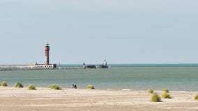 Διάσημη παραλία και lightouse σε Dunkirk απόθεμα βίντεο Διάσημη παραλία και lightouse σε Dunkirk απόθεμα βίντεο