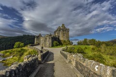 Διάσημο Eilean Donan Castle, νησί της Skye, Χάιλαντς, Σκωτία, Ηνωμένο Βασίλειο στοκ εικόνα με δικαίωμα ελεύθερης χρήσης Διάσημο Eilean Donan Castle, νησί της Skye, Χάιλαντς, Σκωτία, Ηνωμένο Βασίλειο στοκ εικόνα με δικαίωμα ελεύθερης χρήσης