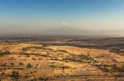 Διάσημο βιβλικό βουνό Ararat και των απέραντων τομέων στοκ φωτογραφία Διάσημο βιβλικό βουνό Ararat και των απέραντων τομέων στοκ φωτογραφία