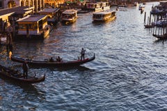 Διάσημο μεγάλο κανάλι από τη γέφυρα Rialto στο ηλιοβασίλεμα στη Βενετία, Ιταλία στοκ εικόνες Διάσημο μεγάλο κανάλι από τη γέφυρα Rialto στο ηλιοβασίλεμα στη Βενετία, Ιταλία στοκ εικόνες