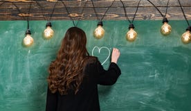 Διάστημα αντιγράφων πινάκων Ξανθή γυναίκα κοντά στον πίνακα o E E στοκ εικόνες Διάστημα αντιγράφων πινάκων Ξανθή γυναίκα κοντά στον πίνακα o E E στοκ εικόνες