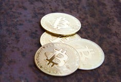 Διάφορα νομίσματα bitcoin στο σκουριασμένο σίδηρο - εικόνα στοκ εικόνες Διάφορα νομίσματα bitcoin στο σκουριασμένο σίδηρο - εικόνα στοκ εικόνες
