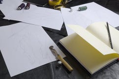 Διάφορα σκίτσα κατά τη διάρκεια της εργασίας του σχεδιαστή για τον πίνακα Εργαλεία για τη συλλογή ενδυμάτων στοκ φωτογραφίες με δικαίωμα ελεύθερης χρήσης Διάφορα σκίτσα κατά τη διάρκεια της εργασίας του σχεδιαστή για τον πίνακα Εργαλεία για τη συλλογή ενδυμάτων στοκ φωτογραφίες με δικαίωμα ελεύθερης χρήσης