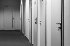 Διάφορες ίδιες κλειστές πόρτες στοκ εικόνα με δικαίωμα ελεύθερης χρήσης Διάφορες ίδιες κλειστές πόρτες στοκ εικόνα με δικαίωμα ελεύθερης χρήσης
