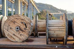 Διάφορες μεγάλες ξύλινες σπείρες της προσυμπίεσης των χαλύβδινων συρμάτων πέρα από έναν χάλυβα καλύπτουν και των φραγμών ενίσχυση στοκ φωτογραφίες με δικαίωμα ελεύθερης χρήσης Διάφορες μεγάλες ξύλινες σπείρες της προσυμπίεσης των χαλύβδινων συρμάτων πέρα από έναν χάλυβα καλύπτουν και των φραγμών ενίσχυση στοκ φωτογραφίες με δικαίωμα ελεύθερης χρήσης