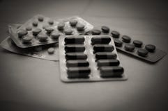 Διάφορες χάπια και κάψες στην κινηματογράφηση σε πρώτο πλάνο φουσκαλών, μαλακή εστίαση Γραπτή φωτογραφία με vignetting Η έννοια τ στοκ φωτογραφία με δικαίωμα ελεύθερης χρήσης Διάφορες χάπια και κάψες στην κινηματογράφηση σε πρώτο πλάνο φουσκαλών, μαλακή εστίαση Γραπτή φωτογραφία με vignetting Η έννοια τ στοκ φωτογραφία με δικαίωμα ελεύθερης χρήσης