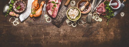 Διάφορη σχάρα bbq κρέατα στο αγροτικό ξύλινο υπόβαθρο με τα ηλικίας εργαλεία κουζινών και χασάπηδων στοκ εικόνα με δικαίωμα ελεύθερης χρήσης Διάφορη σχάρα bbq κρέατα στο αγροτικό ξύλινο υπόβαθρο με τα ηλικίας εργαλεία κουζινών και χασάπηδων στοκ εικόνα με δικαίωμα ελεύθερης χρήσης
