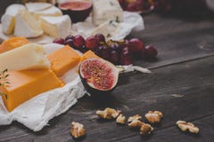 Διάφοροι τύποι τυριών με τα φρούτα και τα καρύδια στον ξύλινο σκοτεινό πίνακα Εκλεκτική εστίαση στοκ φωτογραφία Διάφοροι τύποι τυριών με τα φρούτα και τα καρύδια στον ξύλινο σκοτεινό πίνακα Εκλεκτική εστίαση στοκ φωτογραφία