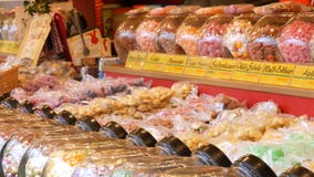 Διάφορος κύκλος lollipops στο μετρητή της ευρωπαϊκής αγοράς Χριστουγέννων Γερμανικά ονόματα καραμελών Τοποθέτηση υαλοπινάκων γύρω φιλμ μικρού μήκους Διάφορος κύκλος lollipops στο μετρητή της ευρωπαϊκής αγοράς Χριστουγέννων Γερμανικά ονόματα καραμελών Τοποθέτηση υαλοπινάκων γύρω φιλμ μικρού μήκους