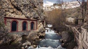 Διέγερση της πορείας κατά μήκος του ποταμού στοκ φωτογραφία με δικαίωμα ελεύθερης χρήσης Διέγερση της πορείας κατά μήκος του ποταμού στοκ φωτογραφία με δικαίωμα ελεύθερης χρήσης