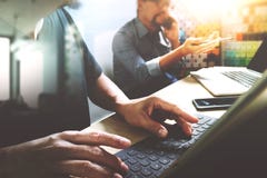 Διαδικασία Coworking, ομάδα επιχειρηματιών που λειτουργεί στο δημιουργικό γραφείο στοκ εικόνα Διαδικασία Coworking, ομάδα επιχειρηματιών που λειτουργεί στο δημιουργικό γραφείο στοκ εικόνα