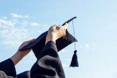 Διαβαθμισμένος εορτασμός με την ΚΑΠ στο χέρι της, αίσθημα τόσο υπερήφανο και ευτυχία στην ημέρα έναρξης στοκ εικόνες Διαβαθμισμένος εορτασμός με την ΚΑΠ στο χέρι της, αίσθημα τόσο υπερήφανο και ευτυχία στην ημέρα έναρξης στοκ εικόνες