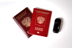 Διαβατήριο και διαβατήριο του μαύρου αυτοκινήτου Ρωσικής Ομοσπονδίας και παιχνιδιών στοκ φωτογραφία με δικαίωμα ελεύθερης χρήσης Διαβατήριο και διαβατήριο του μαύρου αυτοκινήτου Ρωσικής Ομοσπονδίας και παιχνιδιών στοκ φωτογραφία με δικαίωμα ελεύθερης χρήσης