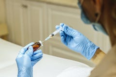 Διαδικασία για τη σύριγγα με την ιατρική πρίν εγχέει το γιατρό στοκ εικόνα Διαδικασία για τη σύριγγα με την ιατρική πρίν εγχέει το γιατρό στοκ εικόνα