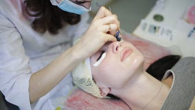 Διαδικασία επέκτασης Eyelash Μάτι γυναικών με τα μακροχρόνια eyelashes Τα μαστίγια, κλείνουν επάνω απόθεμα βίντεο Διαδικασία επέκτασης Eyelash Μάτι γυναικών με τα μακροχρόνια eyelashes Τα μαστίγια, κλείνουν επάνω απόθεμα βίντεο