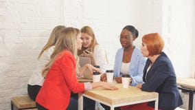 Διαδικασία εργασίας ομάδας Πολυφυλετική ομάδα γυναικών που στο γραφείο ανοιχτού χώρου απόθεμα βίντεο Διαδικασία εργασίας ομάδας Πολυφυλετική ομάδα γυναικών που στο γραφείο ανοιχτού χώρου απόθεμα βίντεο