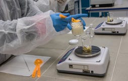 Διαδικασία εργασίας στο εργαστήριο νανοτεχνολογίας της καλλυντικής παραγωγής Μίξη των συστατικών στοκ φωτογραφία με δικαίωμα ελεύθερης χρήσης Διαδικασία εργασίας στο εργαστήριο νανοτεχνολογίας της καλλυντικής παραγωγής Μίξη των συστατικών στοκ φωτογραφία με δικαίωμα ελεύθερης χρήσης