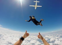 Διαδοχική ημέρα σύννεφων ελεύθερων πτώσεων με αλεξίπτωτο στοκ εικόνα με δικαίωμα ελεύθερης χρήσης Διαδοχική ημέρα σύννεφων ελεύθερων πτώσεων με αλεξίπτωτο στοκ εικόνα με δικαίωμα ελεύθερης χρήσης