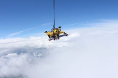 Διαδοχικό άλμα Ελεύθερη πτώση με αλεξίπτωτο στο μπλε ουρανό στοκ φωτογραφία με δικαίωμα ελεύθερης χρήσης Διαδοχικό άλμα Ελεύθερη πτώση με αλεξίπτωτο στο μπλε ουρανό στοκ φωτογραφία με δικαίωμα ελεύθερης χρήσης