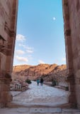 Διακινούμενος στη Petra, η ροδαλή πόλη στην Ιορδανία Ζεύγος που περπατά μέσω της αρχαίας αψίδας στο Αμμάν, Ιορδανία, Μέση Ανατολή στοκ φωτογραφίες Διακινούμενος στη Petra, η ροδαλή πόλη στην Ιορδανία Ζεύγος που περπατά μέσω της αρχαίας αψίδας στο Αμμάν, Ιορδανία, Μέση Ανατολή στοκ φωτογραφίες