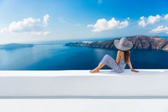 Διακοπές ταξιδιού της Ευρώπης Ελλάδα Santorini - γυναίκα Διακοπές ταξιδιού της Ευρώπης Ελλάδα Santorini - γυναίκα