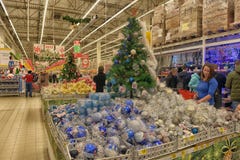 Διακοσμήσεις Χριστουγέννων στην πώληση στο κατάστημα στοκ φωτογραφία Διακοσμήσεις Χριστουγέννων στην πώληση στο κατάστημα στοκ φωτογραφία
