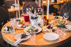 Διακοσμημένος Festively πίνακας στο εσωτερικό του εστιατορίου Στοκ Εικόνες Διακοσμημένος Festively πίνακας στο εσωτερικό του εστιατορίου Στοκ Εικόνες