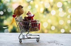 Διακοσμητικά στοιχεία Χριστουγέννων στο μίνι κάρρο ή το καροτσάκι αγορών στο θολωμένο φυσικό κίτρινο και πράσινο κλίμα Χριστούγεν στοκ εικόνα με δικαίωμα ελεύθερης χρήσης Διακοσμητικά στοιχεία Χριστουγέννων στο μίνι κάρρο ή το καροτσάκι αγορών στο θολωμένο φυσικό κίτρινο και πράσινο κλίμα Χριστούγεν στοκ εικόνα με δικαίωμα ελεύθερης χρήσης