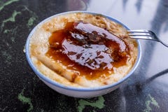 Διακριτικά διάσημα πρόχειρα φαγητά της Ταϊβάν ` s: Αλμυρό gui Wa πουτίγκας ρυζιού σε ένα άσπρο κύπελλο στον πίνακα πετρών, λιχουδ στοκ εικόνα Διακριτικά διάσημα πρόχειρα φαγητά της Ταϊβάν ` s: Αλμυρό gui Wa πουτίγκας ρυζιού σε ένα άσπρο κύπελλο στον πίνακα πετρών, λιχουδ στοκ εικόνα
