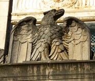 Διακόσμηση αετών σε ένα παλαιό κτήριο deco τέχνης στοκ εικόνα με δικαίωμα ελεύθερης χρήσης Διακόσμηση αετών σε ένα παλαιό κτήριο deco τέχνης στοκ εικόνα με δικαίωμα ελεύθερης χρήσης