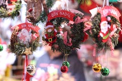 Διακόσμηση εγχώριων πορτών Χριστουγέννων στο κατάστημα Με & x22 Bon Nadal& x22 καταλανική επιθυμία Χριστουγέννων στοκ φωτογραφίες Διακόσμηση εγχώριων πορτών Χριστουγέννων στο κατάστημα Με & x22 Bon Nadal& x22 καταλανική επιθυμία Χριστουγέννων στοκ φωτογραφίες