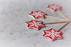 Διακόσμηση Χριστουγέννων: κόκκινα snowflakes σε ένα ραβδί σε ένα ελαφρύ υπόβαθρο στοκ εικόνα Διακόσμηση Χριστουγέννων: κόκκινα snowflakes σε ένα ραβδί σε ένα ελαφρύ υπόβαθρο στοκ εικόνα