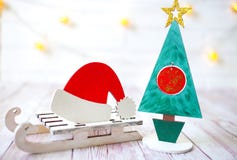 Διακόσμηση Χριστουγέννων στο ξύλινο υπόβαθρο πέρα από τον άσπρο τοίχο, κινηματογράφηση σε πρώτο πλάνο Ξύλινο χριστουγεννιάτικο δέ Στοκ φωτογραφία με δικαίωμα ελεύθερης χρήσης Διακόσμηση Χριστουγέννων στο ξύλινο υπόβαθρο πέρα από τον άσπρο τοίχο, κινηματογράφηση σε πρώτο πλάνο Ξύλινο χριστουγεννιάτικο δέ Στοκ φωτογραφία με δικαίωμα ελεύθερης χρήσης