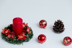 Διακόσμηση Χριστουγέννων στο υπόβαθρο χρώματος στοκ εικόνες Διακόσμηση Χριστουγέννων στο υπόβαθρο χρώματος στοκ εικόνες