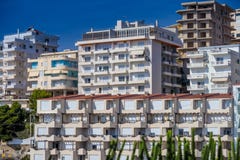 Διαμερίσματα ξενοδοχείων σε Saranda, Αλβανία διανυσματική απεικόνιση Διαμερίσματα ξενοδοχείων σε Saranda, Αλβανία διανυσματική απεικόνιση