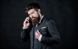 Διανομή των νέων ιδεών βάναυση καυκάσια νέα τεχνολογία χρήσης hipster o r r στοκ φωτογραφία με δικαίωμα ελεύθερης χρήσης Διανομή των νέων ιδεών βάναυση καυκάσια νέα τεχνολογία χρήσης hipster o r r στοκ φωτογραφία με δικαίωμα ελεύθερης χρήσης