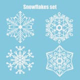 Διανυσματικό σύνολο snowflakes σε ένα μπλε υπόβαθρο ελεύθερη απεικόνιση δικαιώματος Διανυσματικό σύνολο snowflakes σε ένα μπλε υπόβαθρο ελεύθερη απεικόνιση δικαιώματος